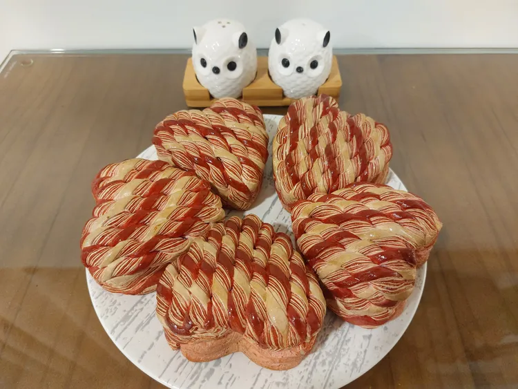 李侑昌作品風格華麗，蜜桃甜心可頌使用螺旋扭結技巧製作，加入使用新鮮水蜜桃和白桃製作的內餡。凃建豐攝