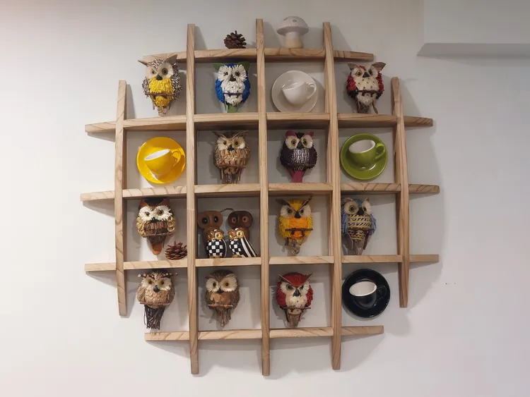 為營造店內氛圍感，李侑昌到處去收集貓頭鷹。凃建豐攝