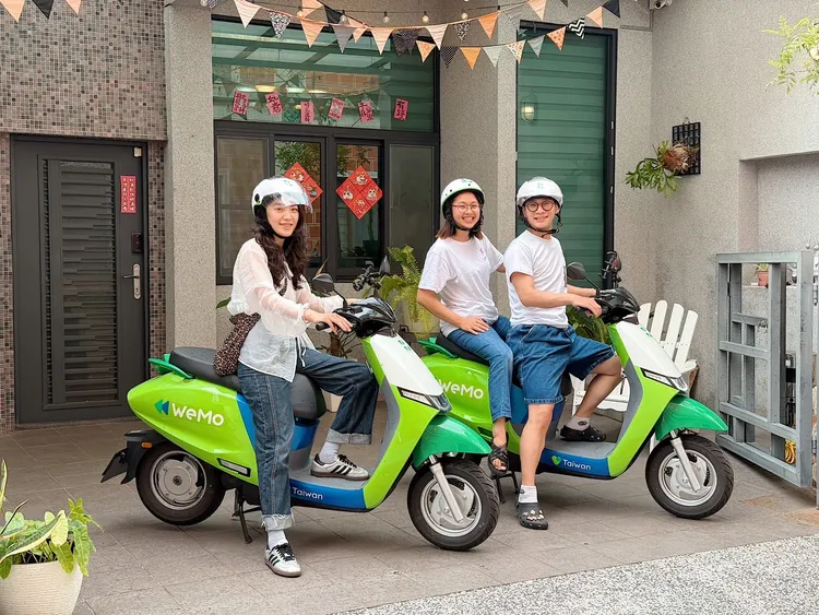 奧丁丁揪你訂房與WeMo合作推低碳旅遊，旅客可在訂房平台同步選購WeMo電動機車優惠騎乘方案。業者提供