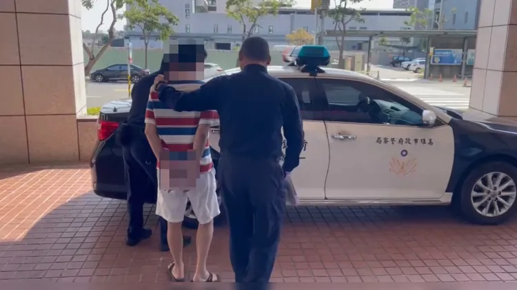 鄭嫌吃餛飩時被警方查緝到案。翻攝畫面