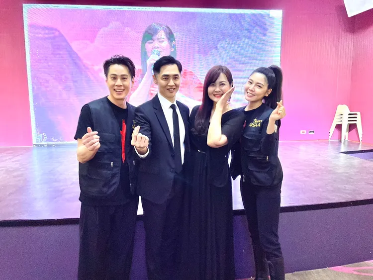 白家綺（右起）、陳維齡、宋逸民、吳東諺等合影。張瑞振攝