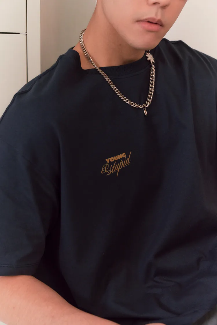 聯名上衣有周予天新歌《Young＆Stupid》的刺繡。品牌提供