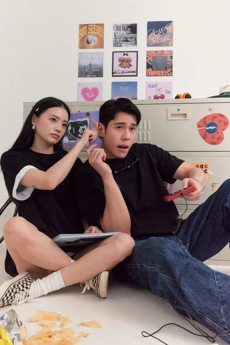 周予天（右）親自拍攝聯名形象片。品牌提供