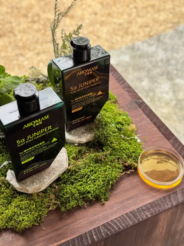 AROMASE 5α捷利爾去屑洗髮精，分為油性頭皮屑與乾性頭皮屑兩款，各260ml／480元。張家玲攝


