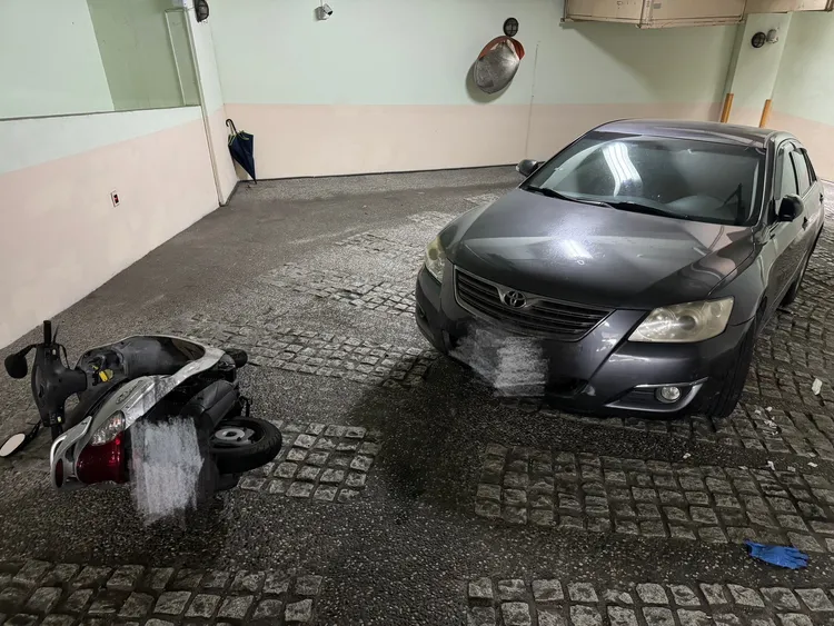 蔡姓鄰居開車出門時，不慎撞上倒在車道上的廖男。民眾提供