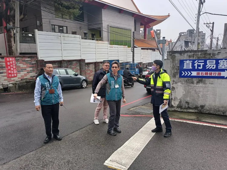 桃園警分局與殯葬所人員期前辦理會勘並規畫交通管制疏導勤務，務必讓車流進出順暢。警方提供