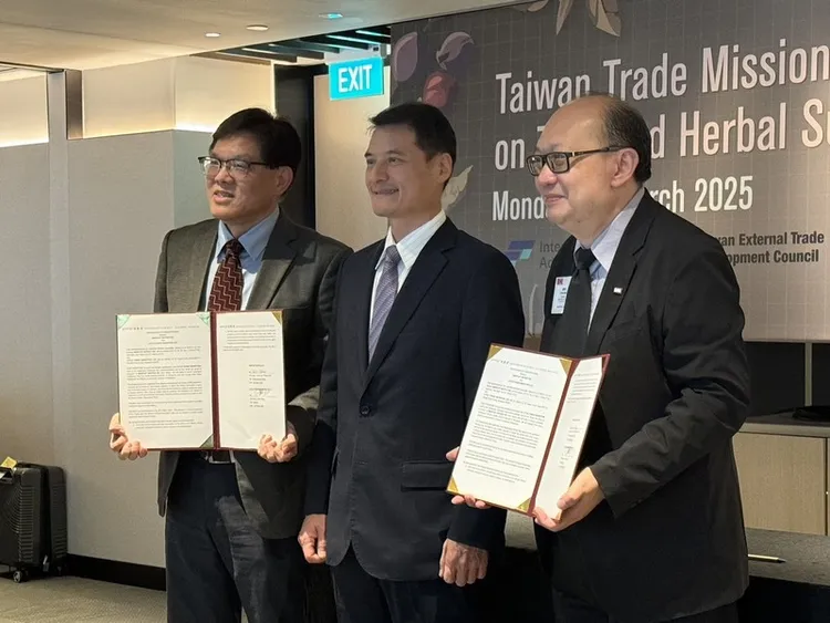 「台灣生技中醫藥赴新加坡泰國拓銷團」24日在新加坡，參與外貿協會舉辦的業者媒合活動。駐新加坡代表處經濟組長吳文忠（中）出席活動。 中央社