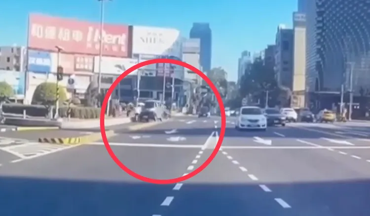 7旬翁駕駛小貨車撞上日籍女遊客，被現場指揮交通的員警目擊。翻攝照片