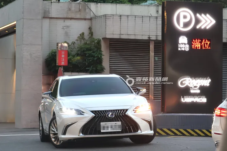 20日傍晚6點多，黃立民醫師到高級健身房運動完，再度開車離開晶華酒店停車場。特勤中心攝