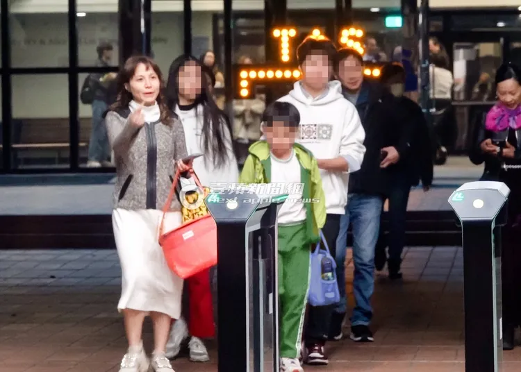 輕熟女（左）和3個小孩，由黃立民醫師專車接送去參加美國學校校慶活動。(男童衣服經變色處理)特勤中心攝