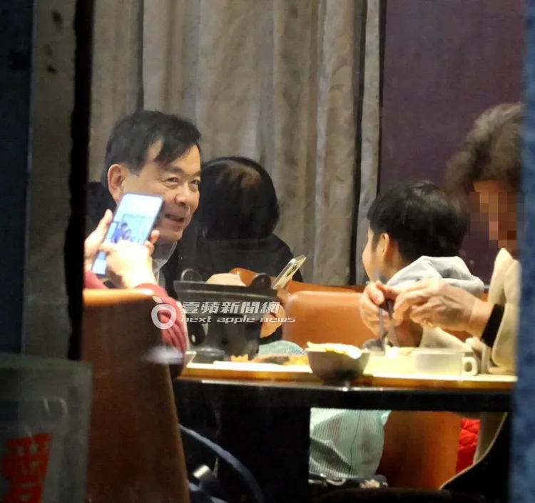 黃立民醫師和男童相處情同父子。特勤中心攝