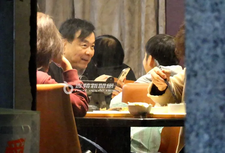 男童雙眼看向黃立民醫師，畫面溫馨。特勤中心攝