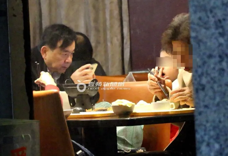 21日晚間，黃立民醫師（左）一如既往接男童下課後，帶男童一起享用晚餐。特勤中心攝