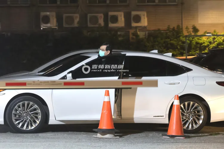 黃立民醫師送男童回大同區某社區後，陪伴他2小時才離開，晚間近9點，走到停車場取車返家。特勤中心攝