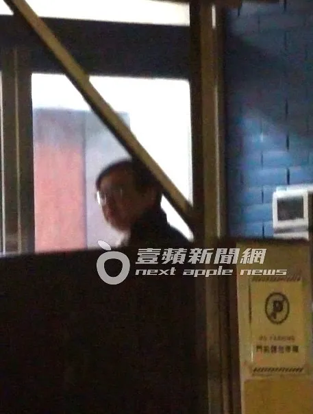 晚間9點前，黃立民醫師回到和老婆的家，搭電梯上樓。特勤中心攝