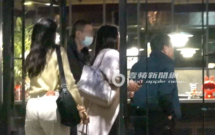 黃立民醫師業務繁忙，帶2名女子到餐廳吃飯。特勤中心攝