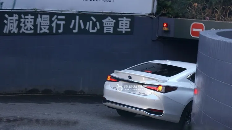 18日傍晚近5點，黃立民醫師從台大兒童醫院開Lexus Es300h至晶華酒店停車場。特勤中心攝