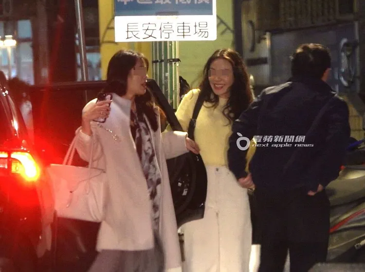 接著，黃立民醫師和2名女子搭乘多元計程車外出。特勤中心攝