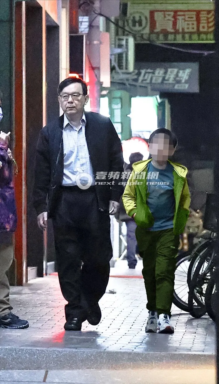 飯後，黃立民醫師親自送小童一起回到住處。(男童衣服經變色處理)特勤中心攝