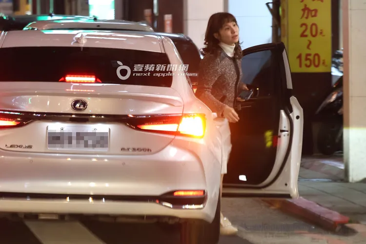 之後，台大兒科權威黃立民座車載波浪髮女來到某補習班，從副駕駛座下車。特勤中心攝