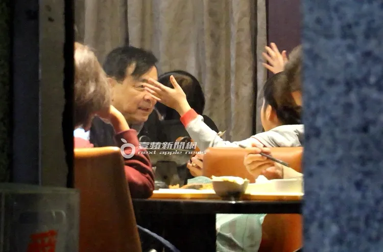 黃立民醫師（左）耐心聆聽男童比手畫腳聊天。特勤中心攝