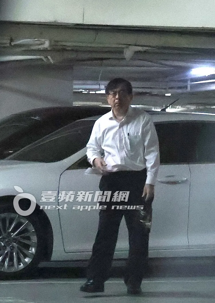 黃立民醫師將車停妥要去搭乘電梯上樓運動。特勤中心攝