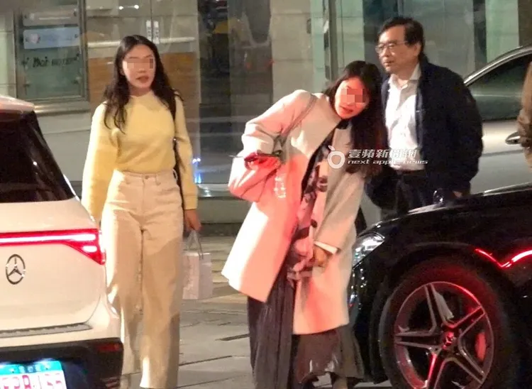 餐畢，黃立民和2名女子共乘多元化計程車離開。特勤中心攝