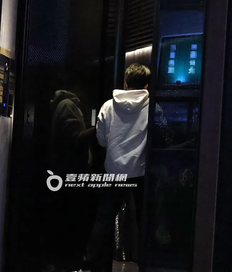 美國學校活動結束，輕熟女則自行叫多元計程車，與孩子們返回住處。特勤中心攝