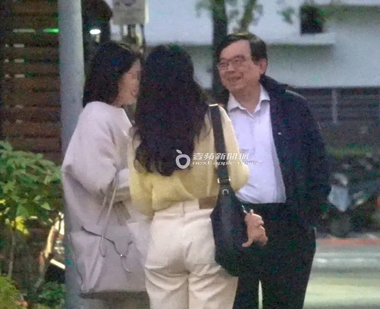 19日晚間，黃立民醫師運動完開車返回住處，再走出大樓與2名女子會合。特勤中心攝