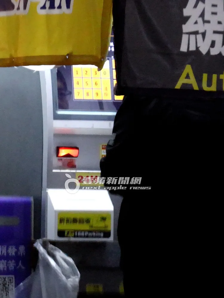 黃立民醫師送男童回家後，待了1個多小時，再走回附近平面停車場繳停車費開車返家。特勤中心攝