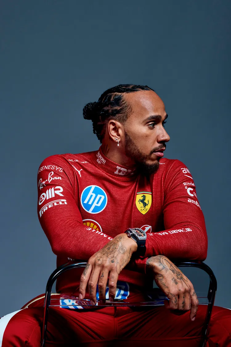 賽車手Lewis Hamilton配戴此款腕錶。品牌提供