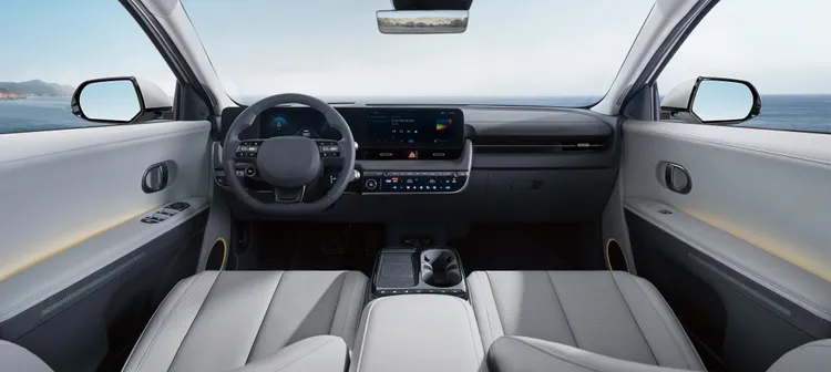 小改款IONIQ 5車艙導入雙12.3吋的數位座艙儀表並配備全新UI人機互動介面、全新Universal Island設計整合Qi無線充電與實體按鍵。業者提供