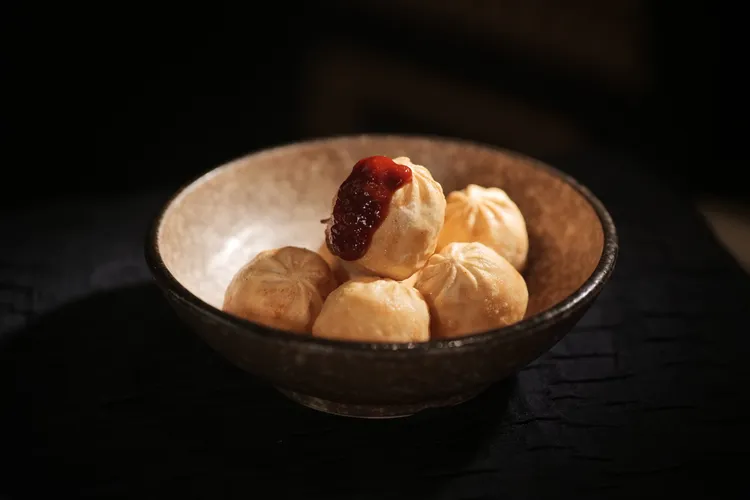 創意「龍女湯包」皮薄餡多，淋上自製醬料美味再升級。業者提供