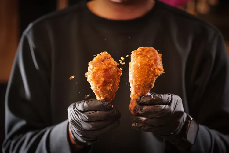 現炸雞腿皮薄多汁、滿嘴留香。業者提供