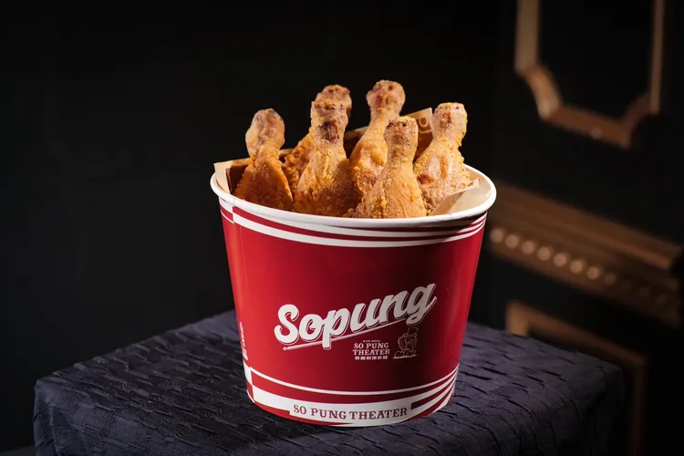 「豪香雞腿桶」每桶6隻，外酥內嫩讓人愛不釋口。業者提供