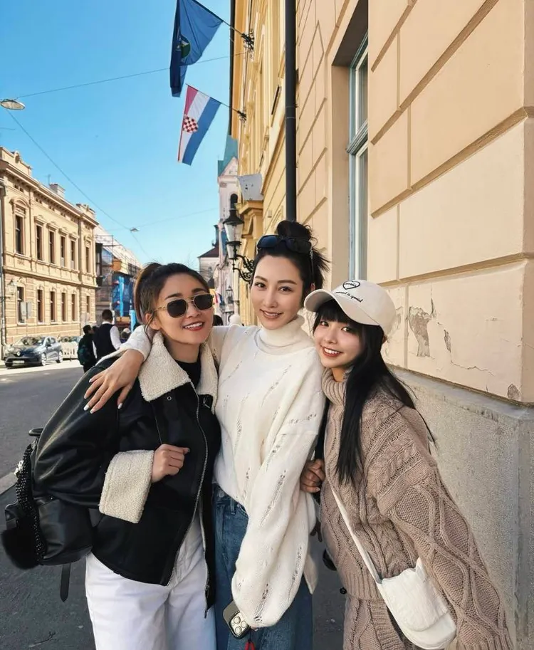 曾莞婷（中）和閨蜜張文綺（左）、凱希一起到歐洲旅遊。翻攝自曾莞婷IG