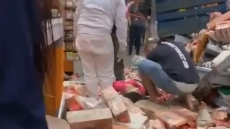 女客倒在煉乳堆中。翻攝自X