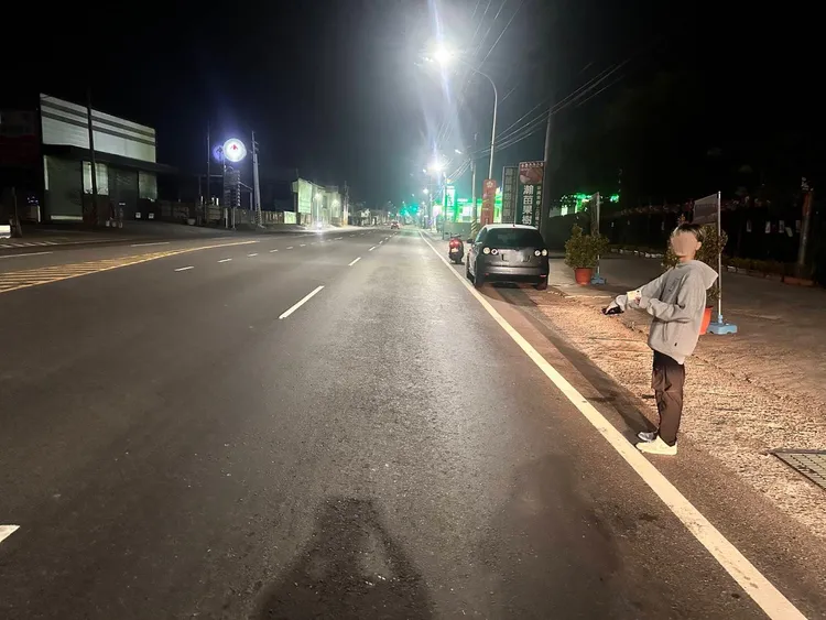 女騎士在路上壓到大蟒蛇。翻攝畫面