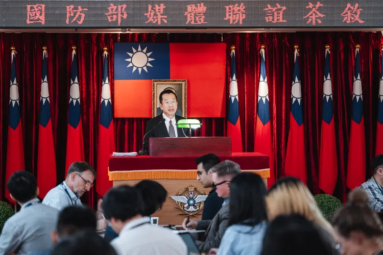 國防部長顧立雄與媒體茶敘。國防部提供