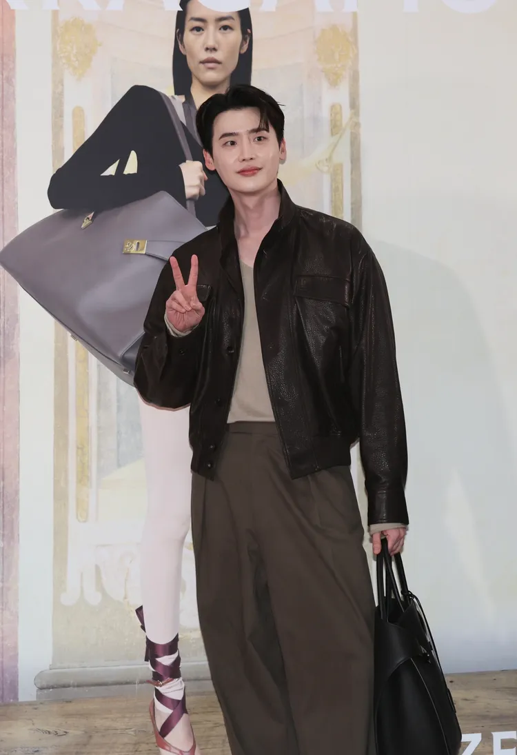 李鍾碩選擇了帥氣皮衣亮相。彭欣偉攝