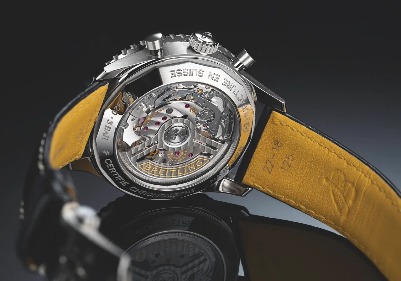 百年靈Navitimer B19計時碼錶腕錶萬年曆,43mm,精鋼錶殼,冰藍色錶盤,不鏽鋼七排錶鍊搭配蝴蝶扣/黑色鱷魚皮錶帶搭配不鏽鋼折疊扣,百年齡自製B19型機芯,動力儲存96小時,防水深度30米,鍊帶款98萬9000元、皮帶款97萬3000元。品牌提供