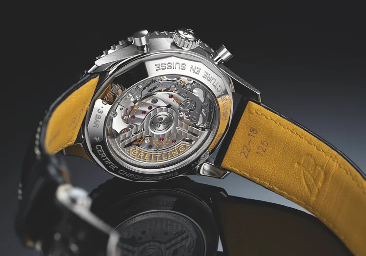 百年靈Navitimer B19計時碼錶腕錶萬年曆，43mm，精鋼錶殼，冰藍色錶盤，不鏽鋼七排錶鍊搭配蝴蝶扣/黑色鱷魚皮錶帶搭配不鏽鋼折疊扣，百年齡自製B19型機芯，動力儲存96小時，防水深度30米，鍊帶款98萬9000元、皮帶款97萬3000元。品牌提供