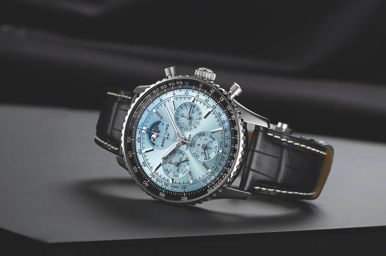 百年靈Navitimer B19計時碼錶腕錶萬年曆,43mm,精鋼錶殼,冰藍色錶盤,不鏽鋼七排錶鍊搭配蝴蝶扣/黑色鱷魚皮錶帶搭配不鏽鋼折疊扣,百年齡自製B19型機芯,動力儲存96小時,防水深度30米,鍊帶款98萬9000元、皮帶款97萬3000元。品牌提供