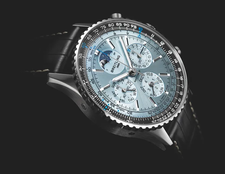 百年靈Navitimer B19計時碼錶腕錶萬年曆，43mm，精鋼錶殼，冰藍色錶盤，不鏽鋼七排錶鍊搭配蝴蝶扣/黑色鱷魚皮錶帶搭配不鏽鋼折疊扣，百年齡自製B19型機芯，動力儲存96小時，防水深度30米，鍊帶款98萬9000元、皮帶款97萬3000元。品牌提供