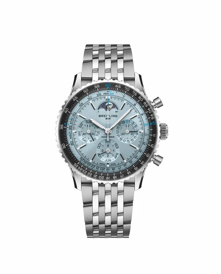 百年靈Navitimer B19計時碼錶腕錶萬年曆，43mm，精鋼錶殼，冰藍色錶盤，不鏽鋼七排錶鍊搭配蝴蝶扣/黑色鱷魚皮錶帶搭配不鏽鋼折疊扣，百年齡自製B19型機芯，動力儲存96小時，防水深度30米，鍊帶款98萬9000元、皮帶款97萬3000元。品牌提供