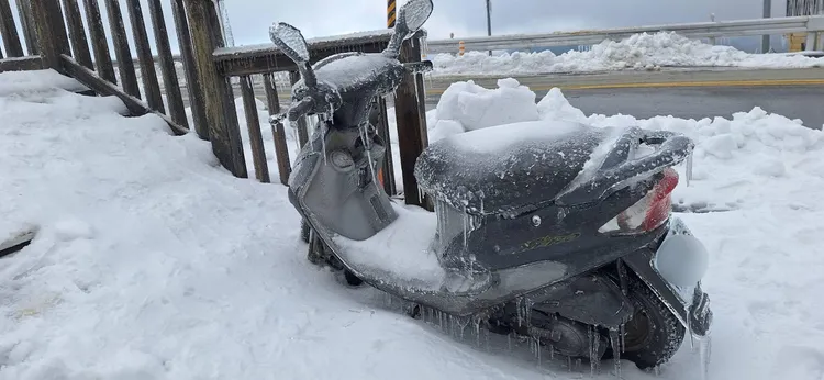 機車放太久會結冰無法發動。翻攝「中橫路況交通資訊站」臉書