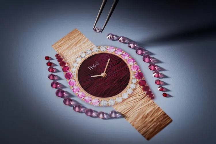 伯爵Limelight Gala系列18K玫瑰金紅寶石粉紅藍寶石宮廷式雕刻飾紋自動上鍊腕錶，32mm，18K玫瑰金錶殼，勃根地酒紅色大明火琺瑯彩繪錶盤，18K玫瑰金錶帶，伯爵自製501P1自動上鍊機芯，動力儲存40小時，價格店洽。品牌提供