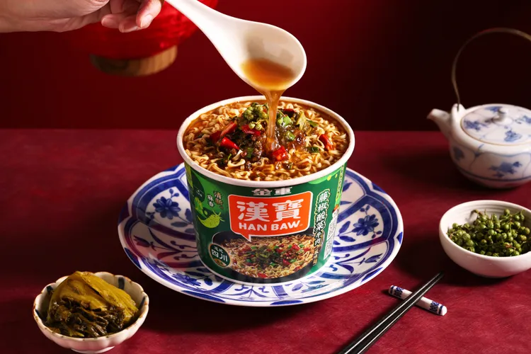 金車漢寶碗麵新品藤椒酸菜牛肉風味麵，忠實還原四川經典酸麻特色，選用藤椒與酸菜的黃金組合，微酸回甘的湯頭伴隨藤椒特有的清新香麻。業者提供