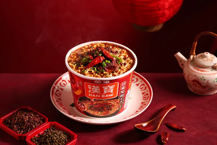 勁麻雙椒牛肉風味麵展現成都麻辣的精髓，以花椒與辣椒雙椒交織，打造出辛香馥郁的湯底，後勁十足。業者提供