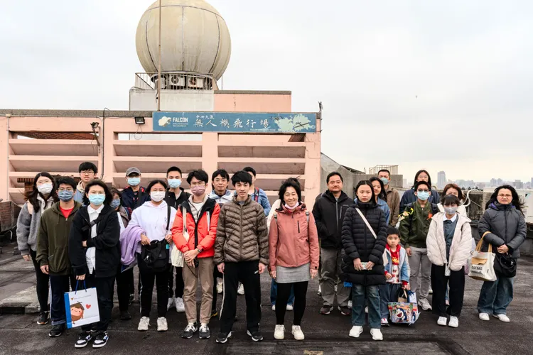 學子參觀位於科學二館頂樓的的大氣系督卜勒雷達。中央大學提供